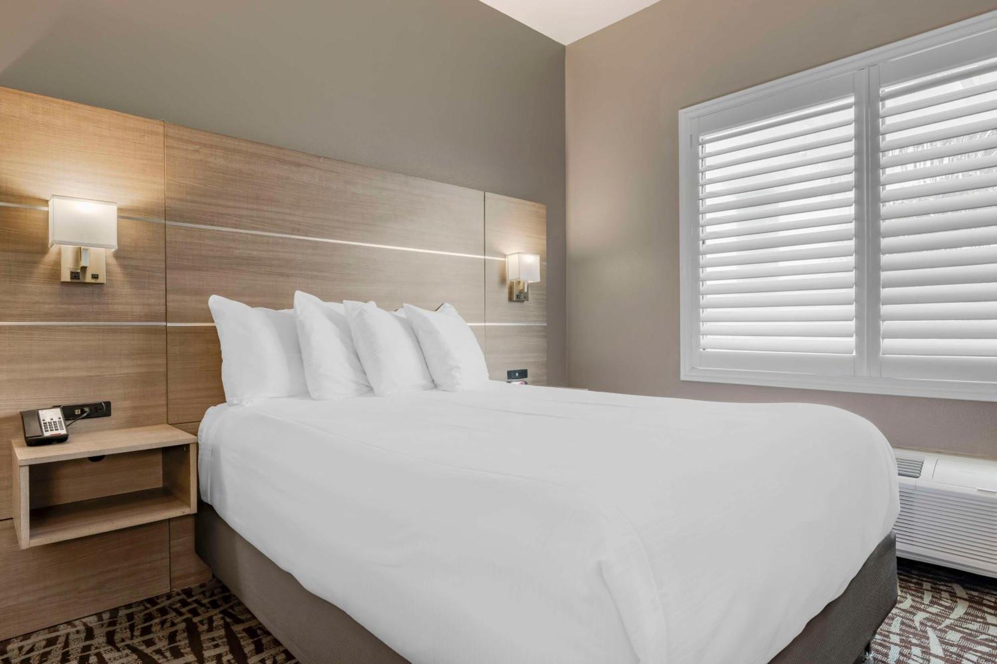 Best Western Plus Lake Elsinore Inn & Suites מראה חיצוני תמונה