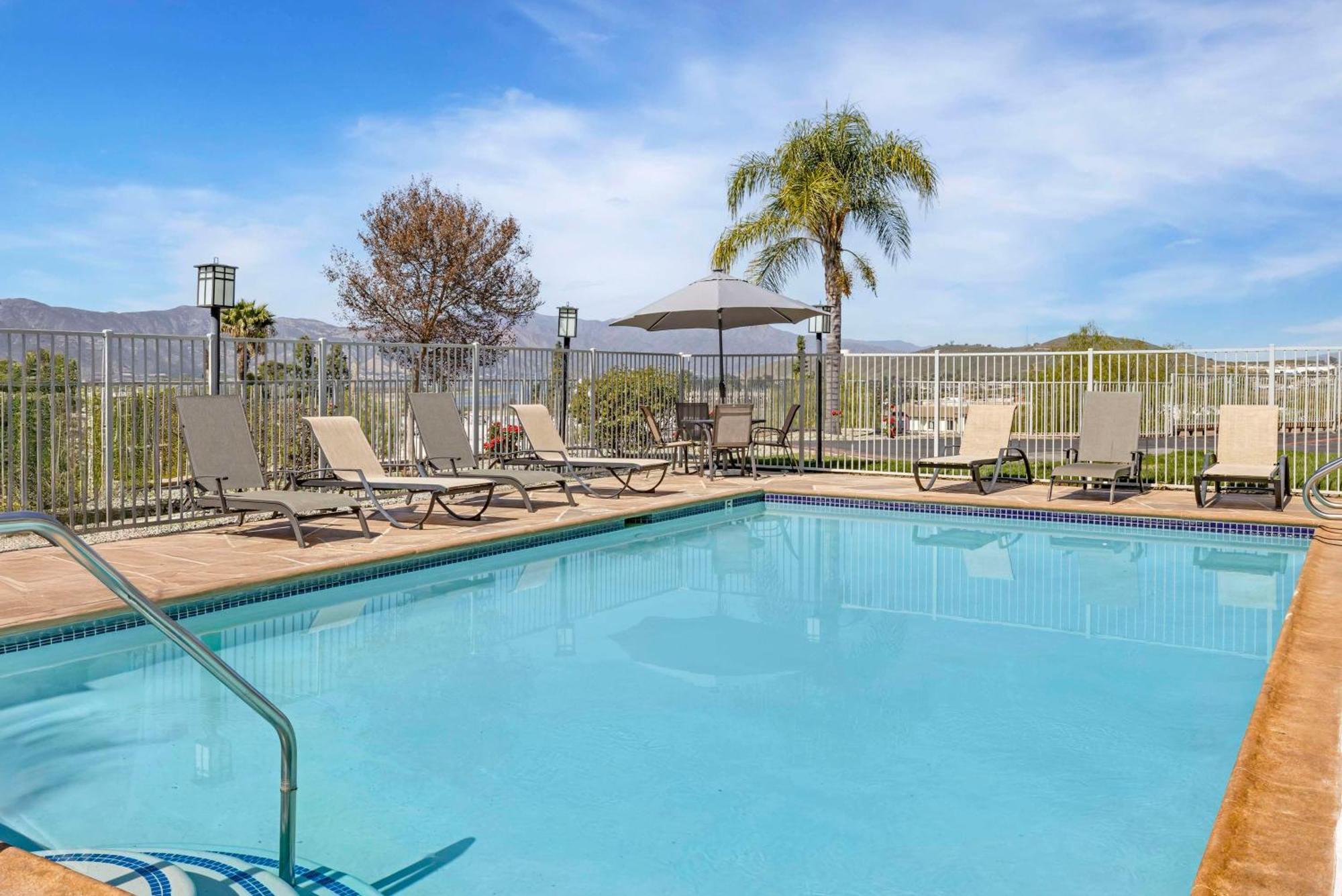 Best Western Plus Lake Elsinore Inn & Suites מראה חיצוני תמונה