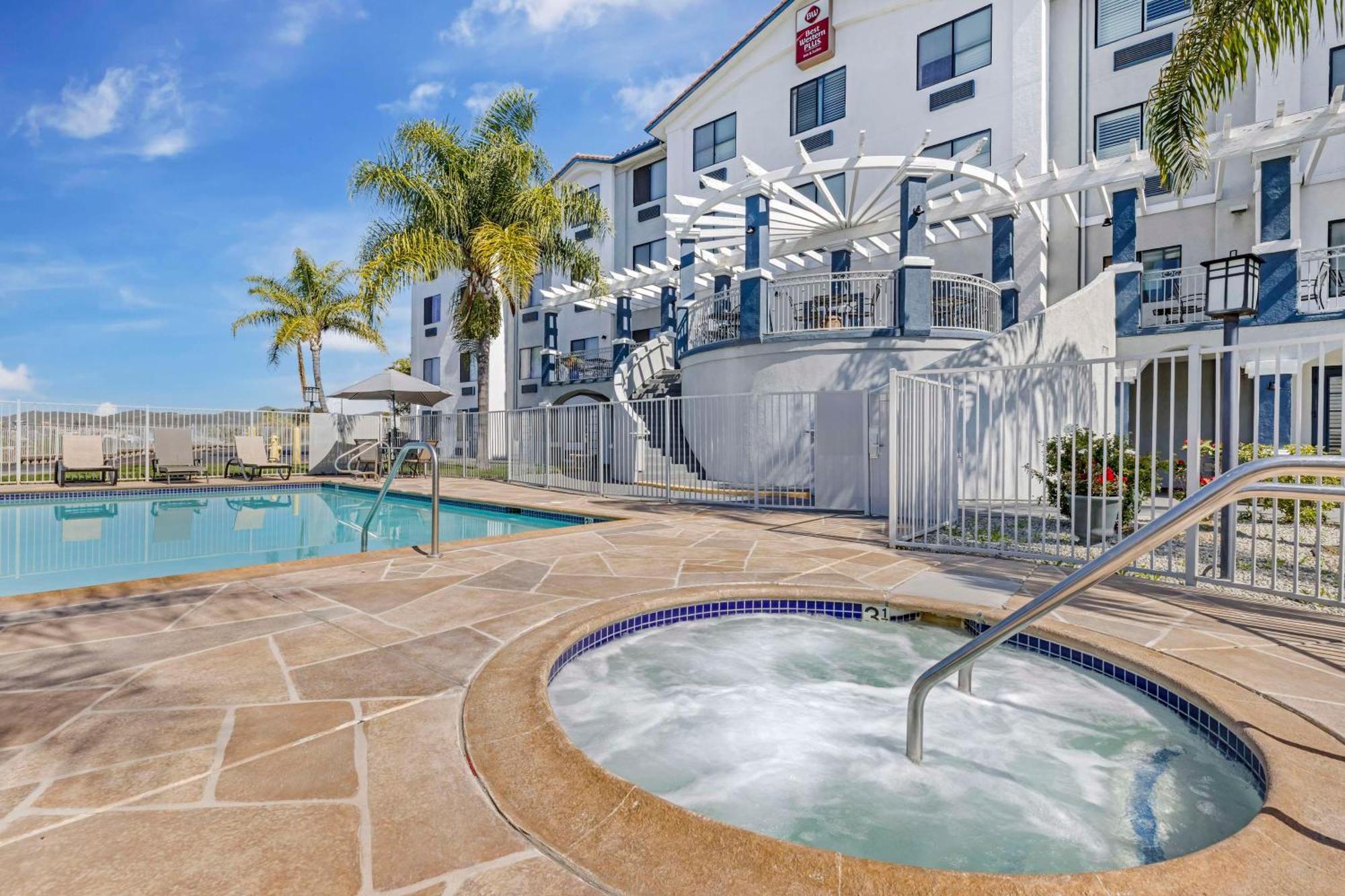 Best Western Plus Lake Elsinore Inn & Suites מראה חיצוני תמונה